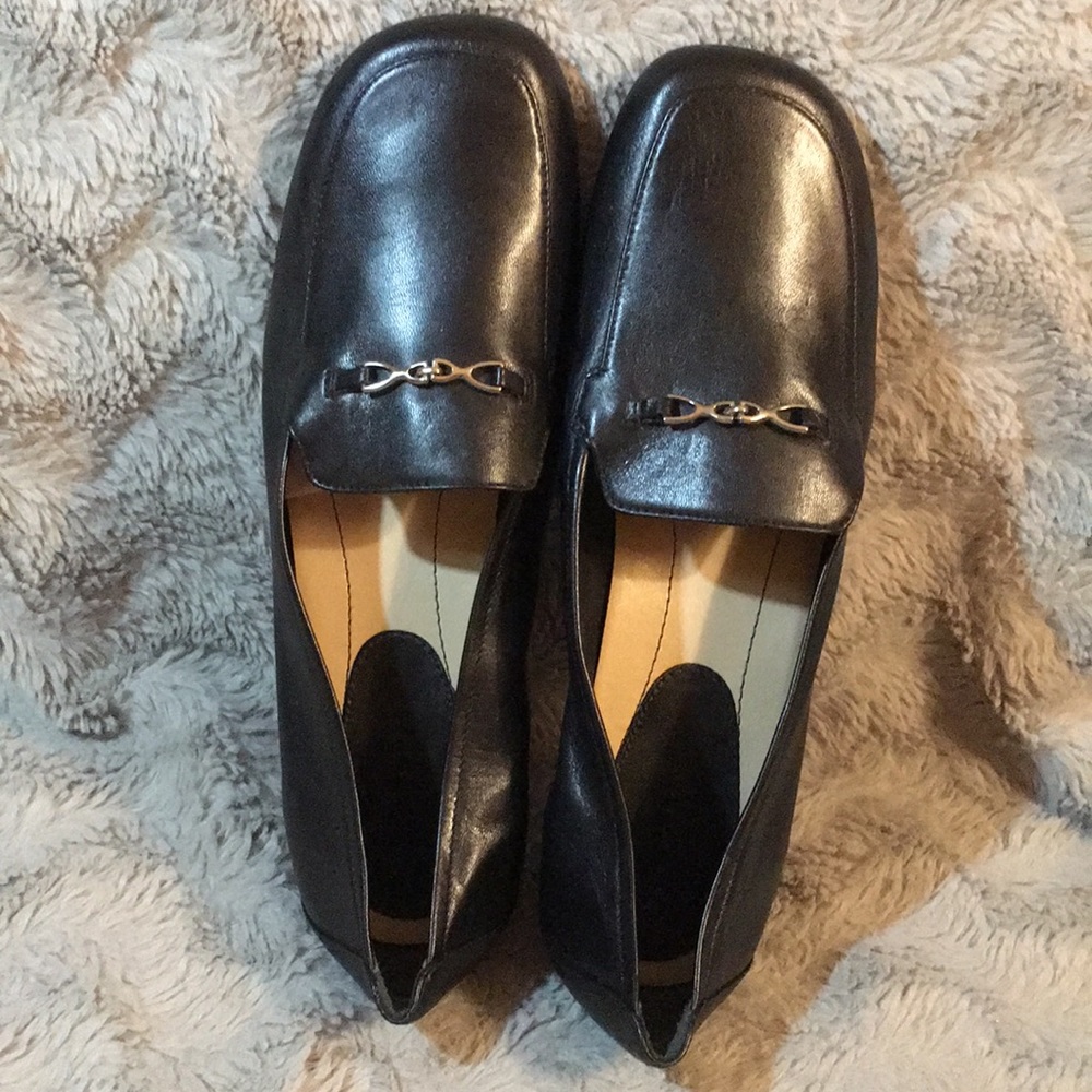 New!  Trotters black flats